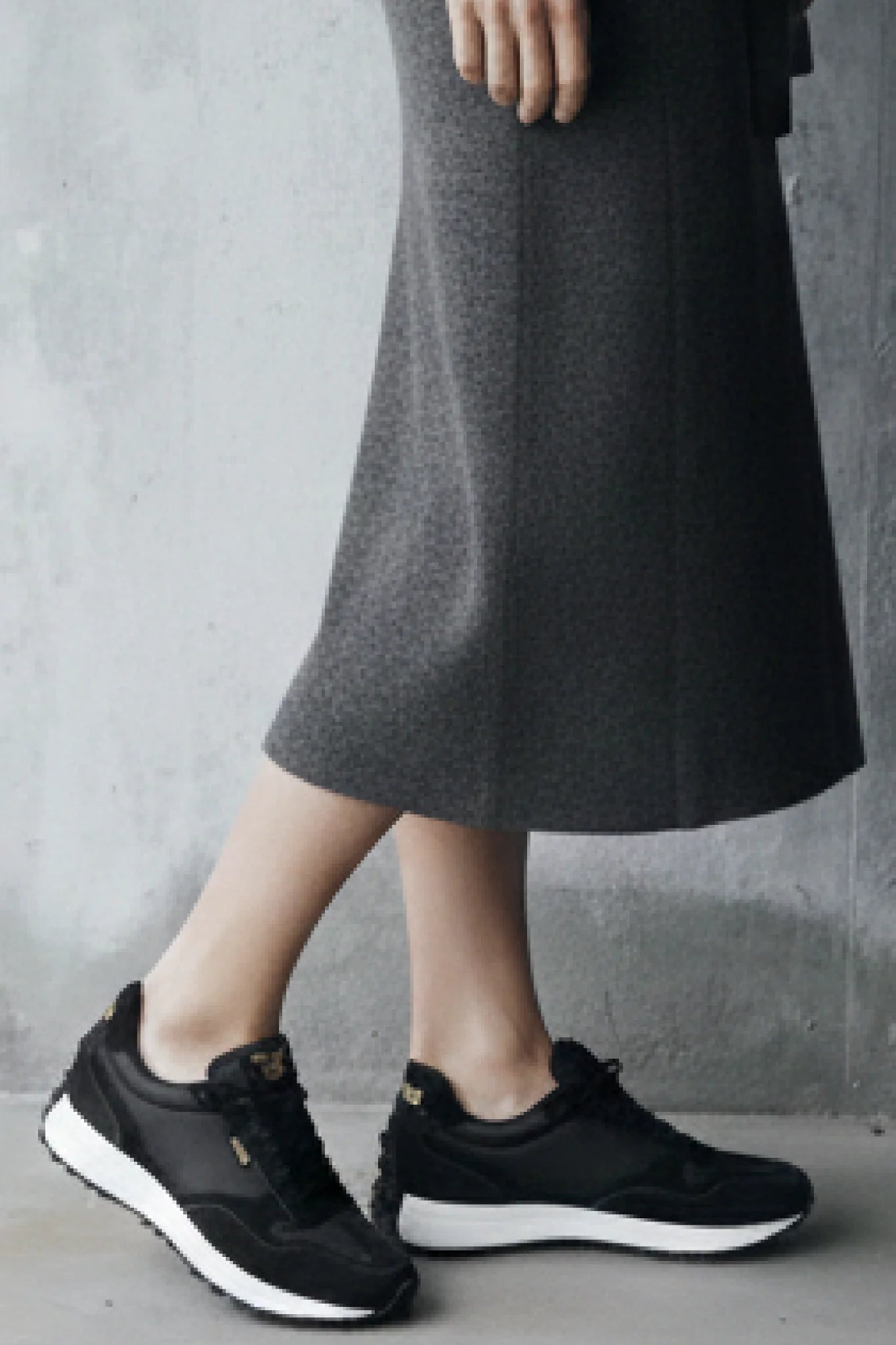 Detalle outfit femenino con zapatillas negras Kuse estilo casual elegante con vestido midi