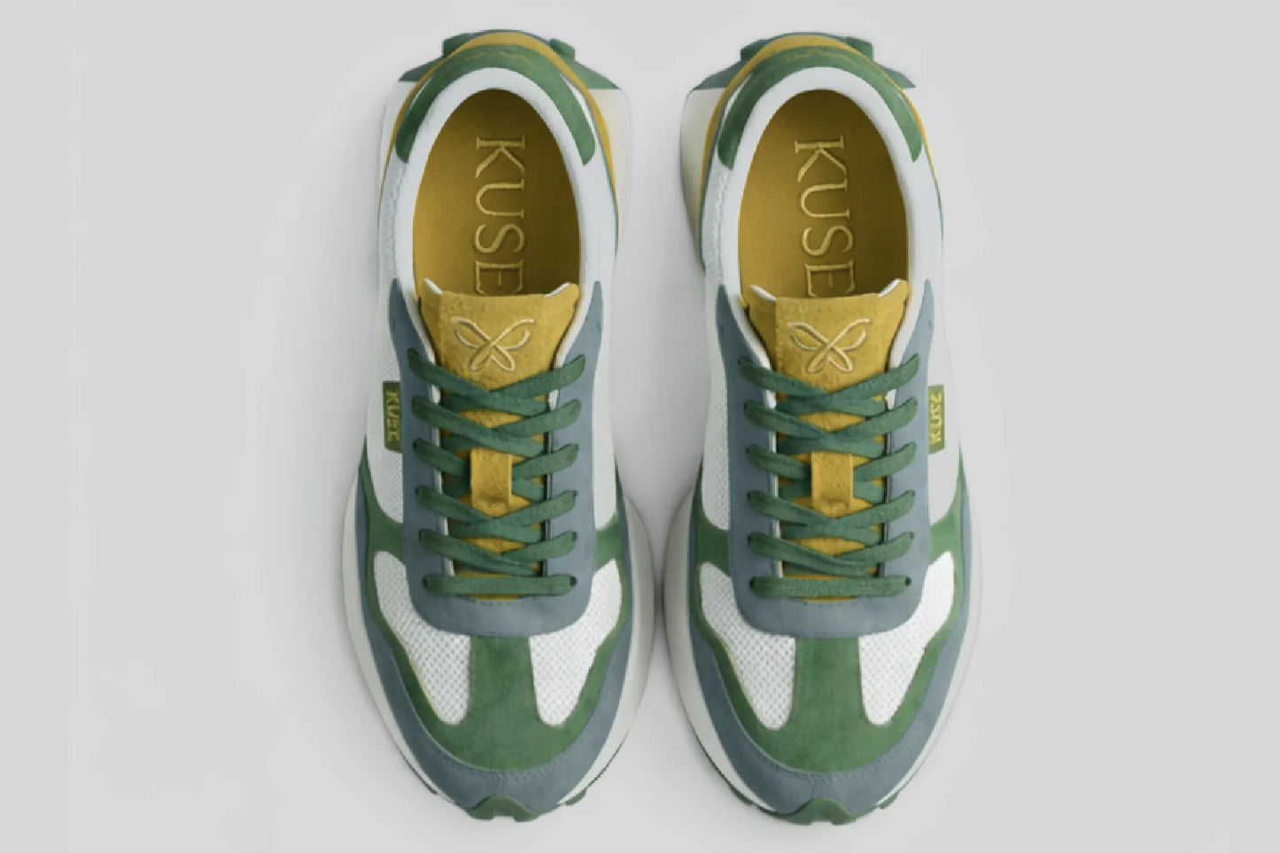 Vista superior zapatillas Kuse unisex verde azul mostaza con paneles de malla blanca y diseño retro