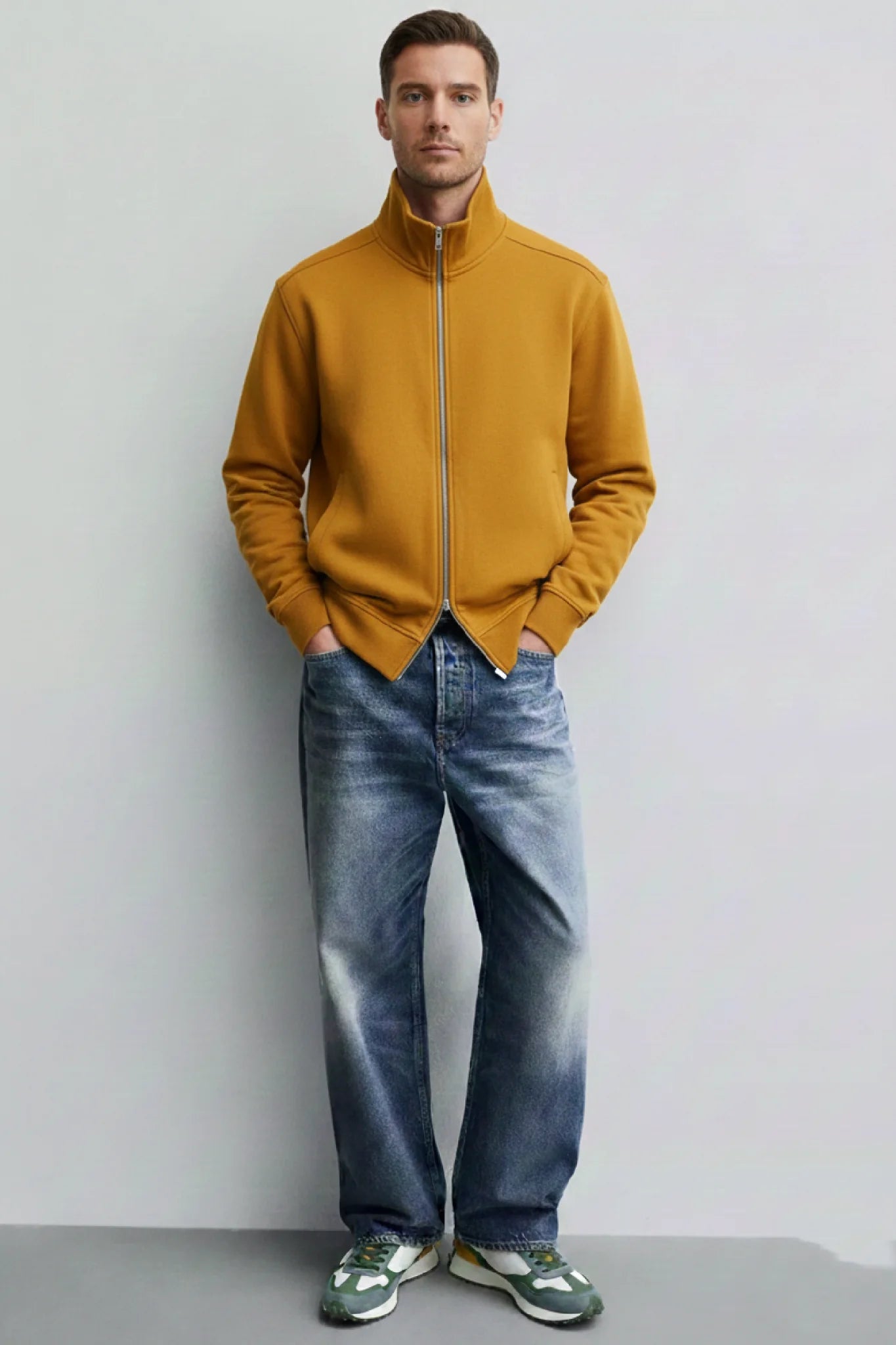 Look masculino con zapatillas casual Kuse verde azul mostaza combinadas con jeans y chaqueta mostaza