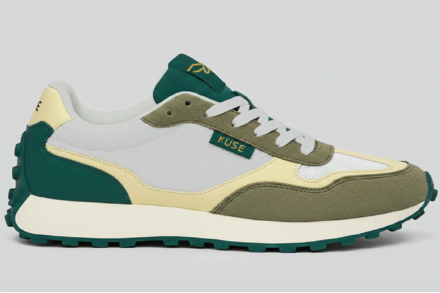 Perfil lateral derecho zapatillas Kuse verde oliva y crema con combinación de ante y malla transpirable
