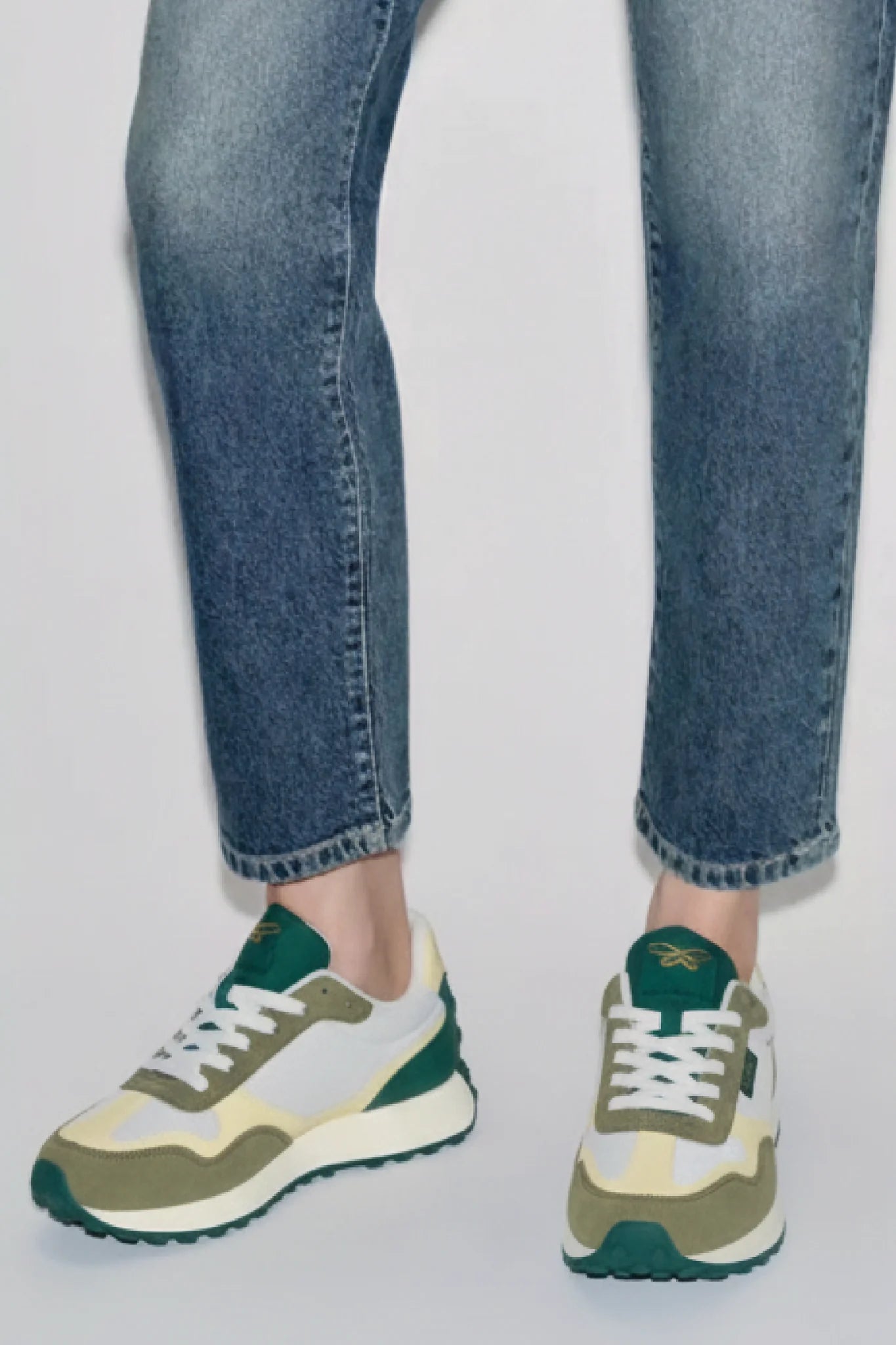 Detalle zapatillas Kuse unisex verde oliva crema con jeans rectos y suela dentada verde