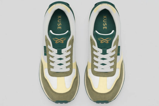 Vista superior zapatillas casual unisex Kuse verde oliva crema con paneles de malla blanca