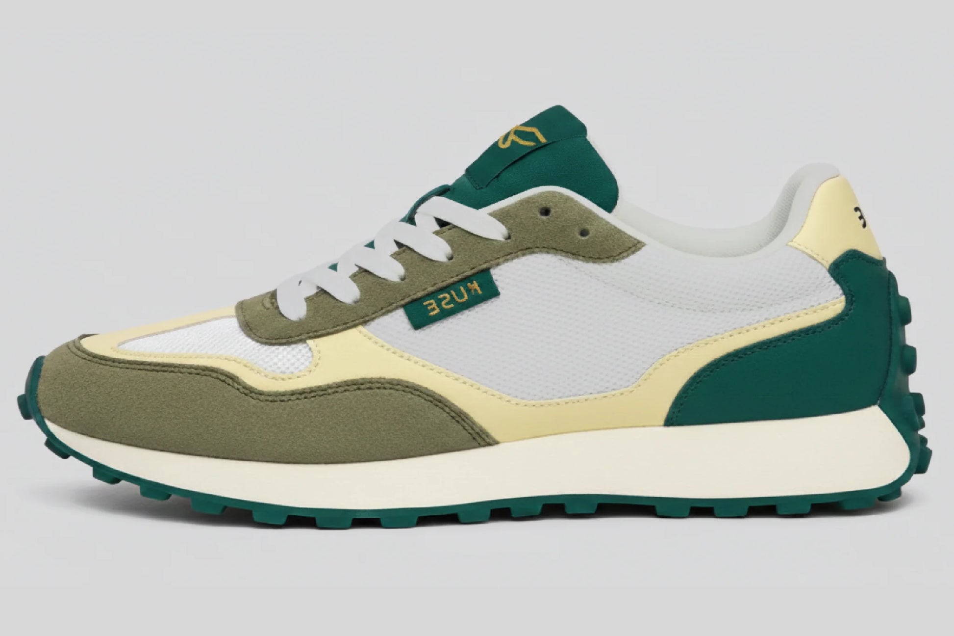 Perfil lateral izquierdo zapatillas casual unisex Kuse verde oliva crema con suela gruesa beige