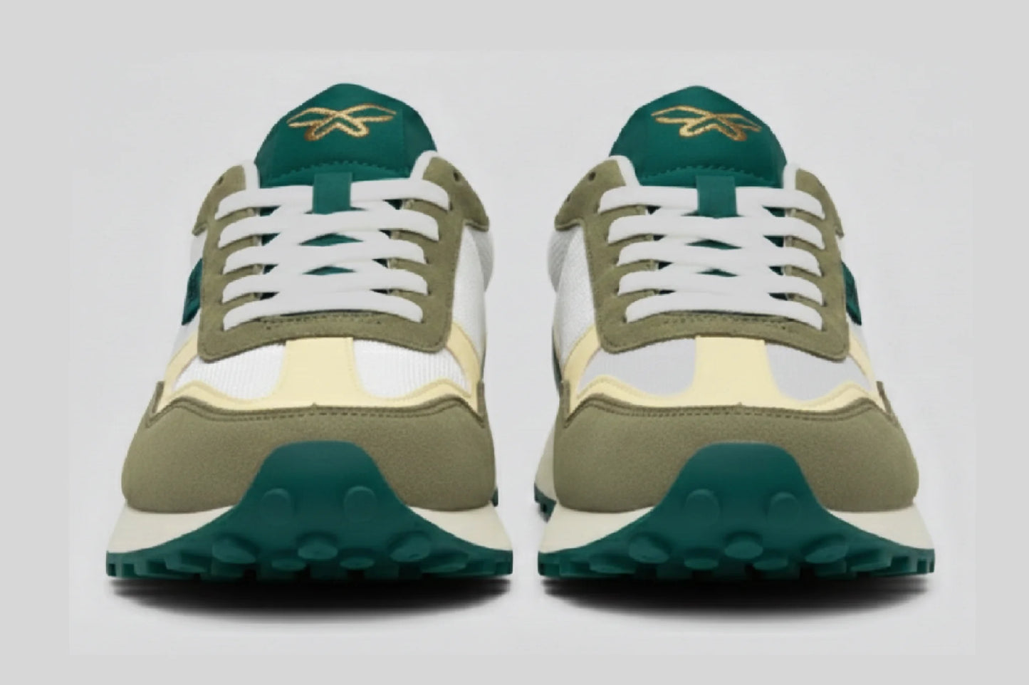 Vista frontal zapatillas Kuse unisex verde oliva y crema con cordones blancos y diseño retro